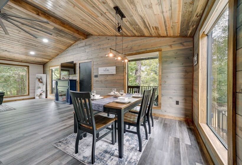 Riverfront Broken Bow Cabin W/ Private Hot Tub!