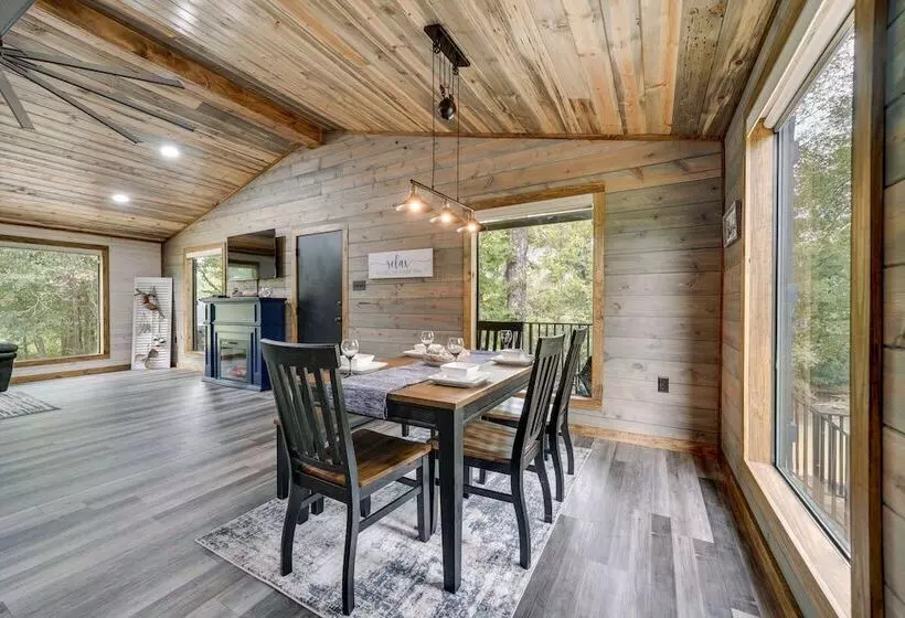 Riverfront Broken Bow Cabin W/ Private Hot Tub!