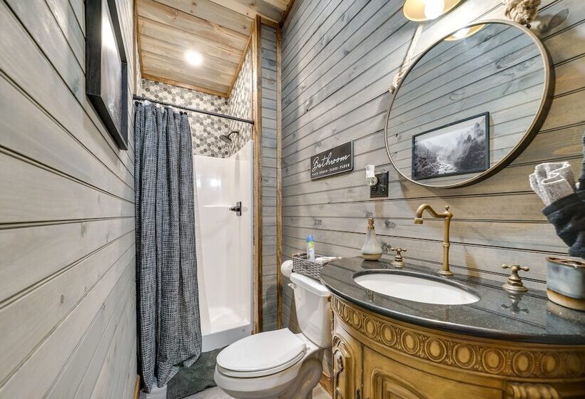 Riverfront Broken Bow Cabin W/ Private Hot Tub!