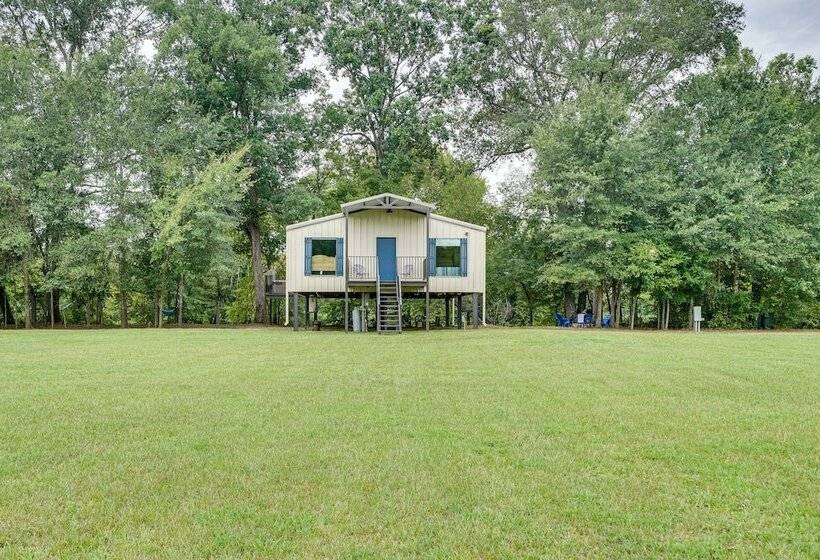 Riverfront Broken Bow Cabin W/ Private Hot Tub!