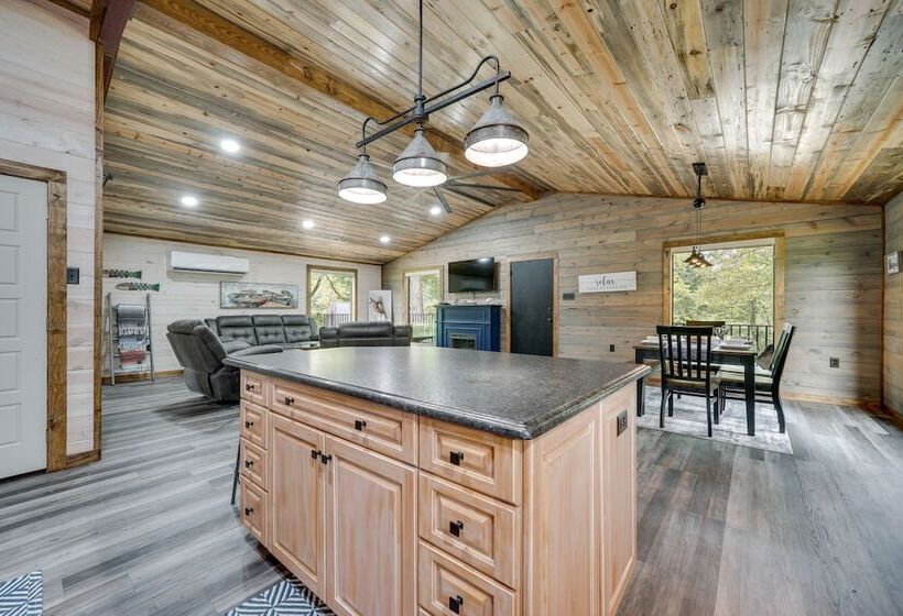 Riverfront Broken Bow Cabin W/ Private Hot Tub!