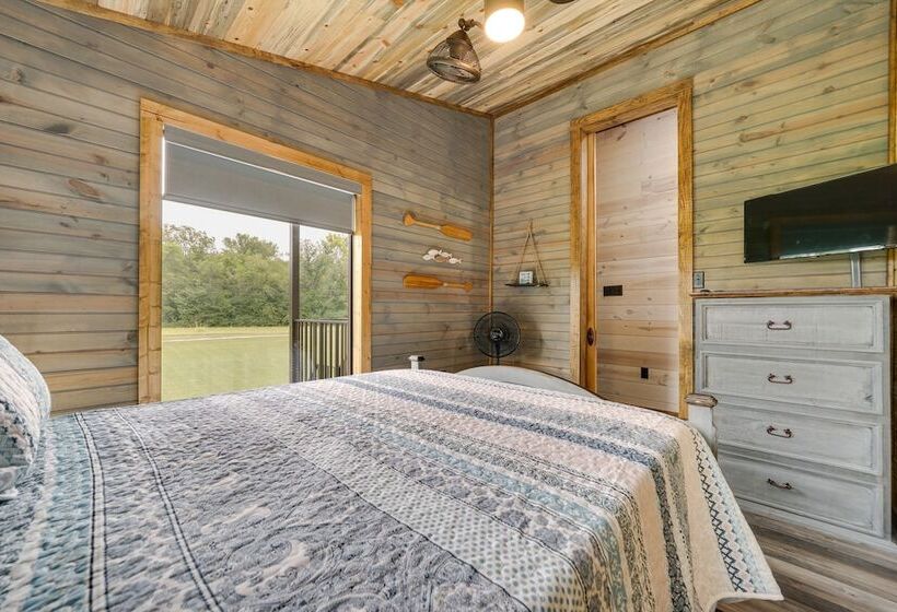 Riverfront Broken Bow Cabin W/ Private Hot Tub!