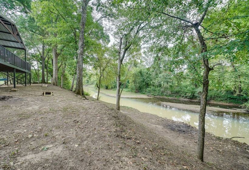 Riverfront Broken Bow Cabin W/ Private Hot Tub!