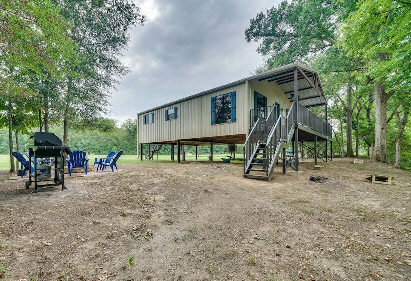 Riverfront Broken Bow Cabin W/ Private Hot Tub!