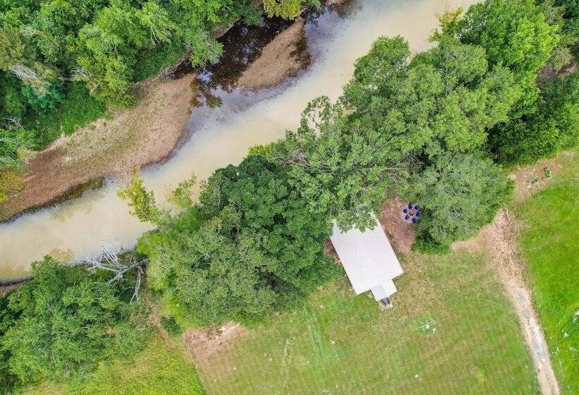 Riverfront Broken Bow Cabin W/ Private Hot Tub!