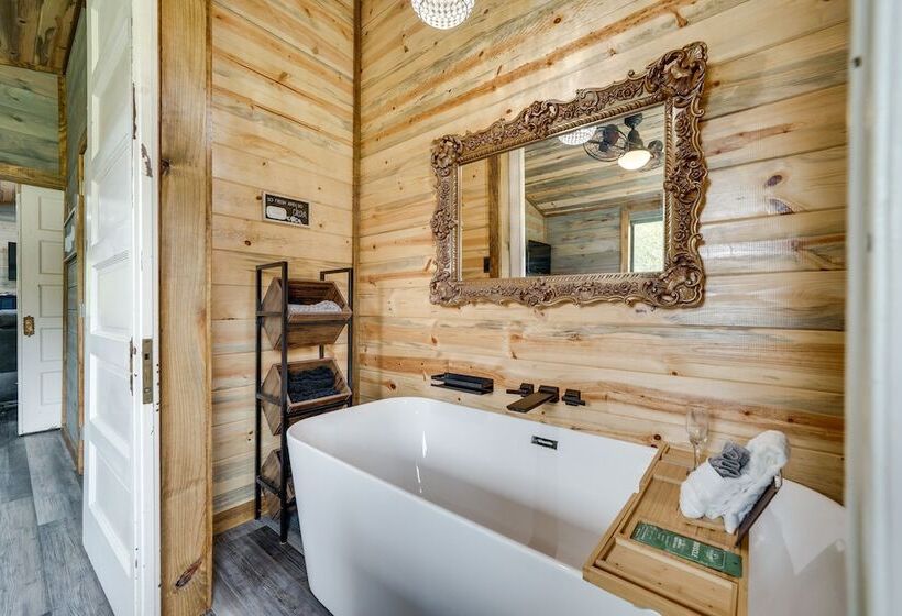 Riverfront Broken Bow Cabin W/ Private Hot Tub!