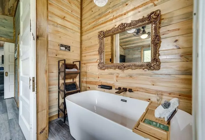 Riverfront Broken Bow Cabin W/ Private Hot Tub!