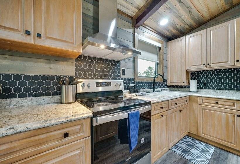 Riverfront Broken Bow Cabin W/ Private Hot Tub!