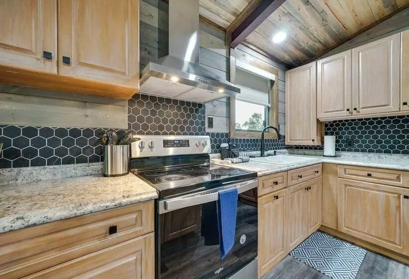 Riverfront Broken Bow Cabin W/ Private Hot Tub!