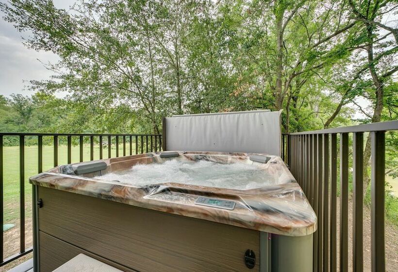 Riverfront Broken Bow Cabin W/ Private Hot Tub!