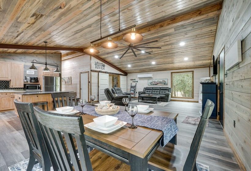 Riverfront Broken Bow Cabin W/ Private Hot Tub!