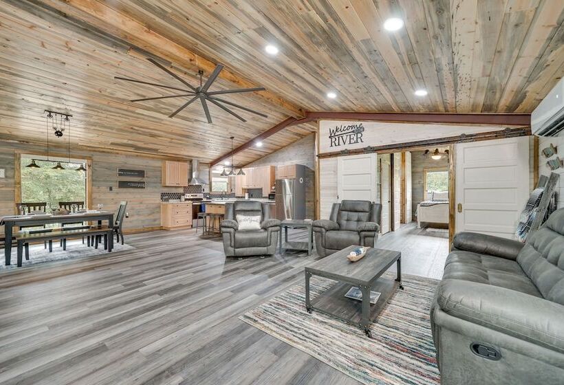Riverfront Broken Bow Cabin W/ Private Hot Tub!