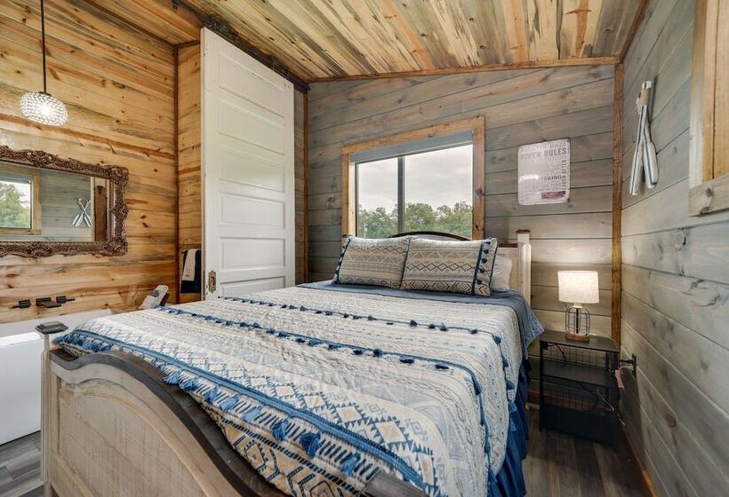 Riverfront Broken Bow Cabin W/ Private Hot Tub!