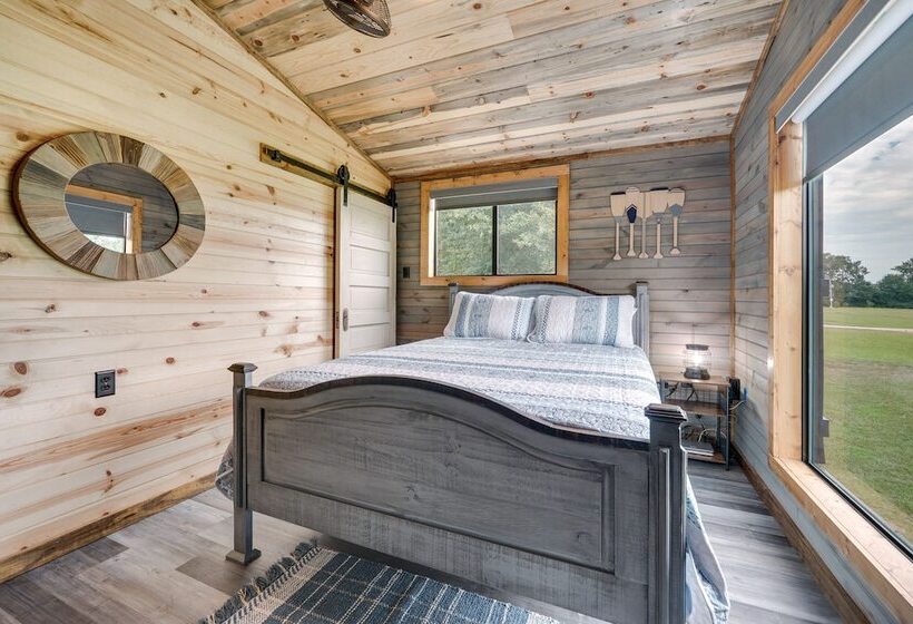 Riverfront Broken Bow Cabin W/ Private Hot Tub!