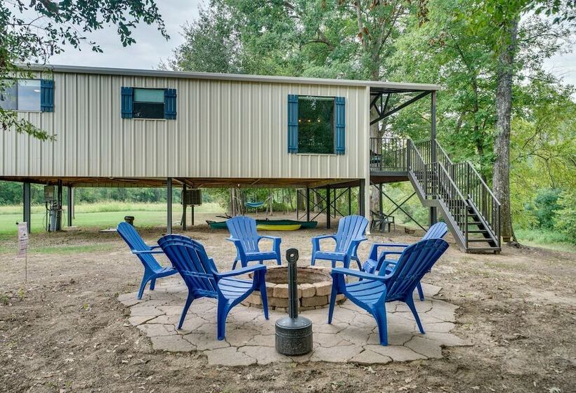 Riverfront Broken Bow Cabin W/ Private Hot Tub!