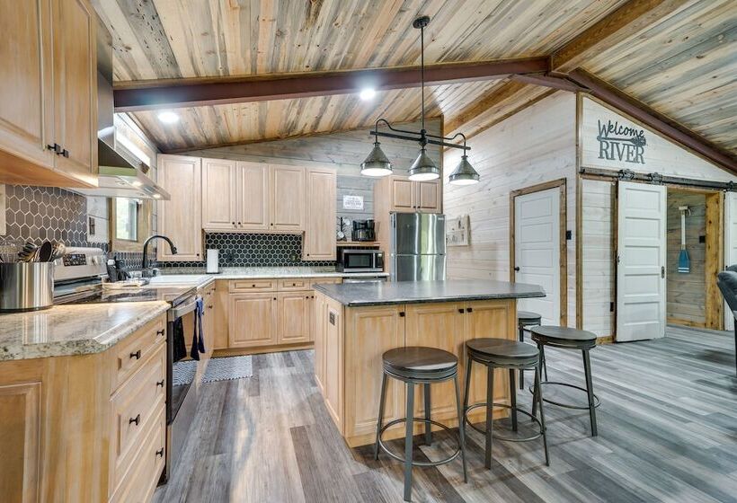 Riverfront Broken Bow Cabin W/ Private Hot Tub!