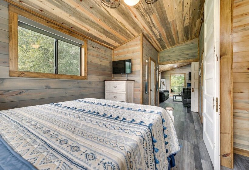Riverfront Broken Bow Cabin W/ Private Hot Tub!