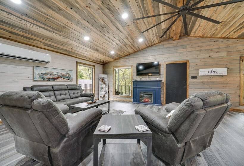 Riverfront Broken Bow Cabin W/ Private Hot Tub!