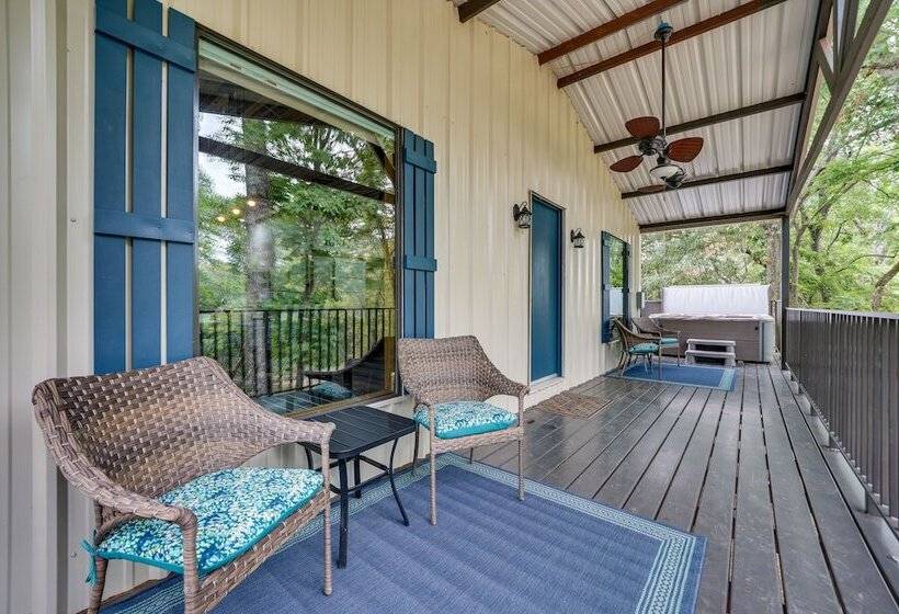 Riverfront Broken Bow Cabin W/ Private Hot Tub!