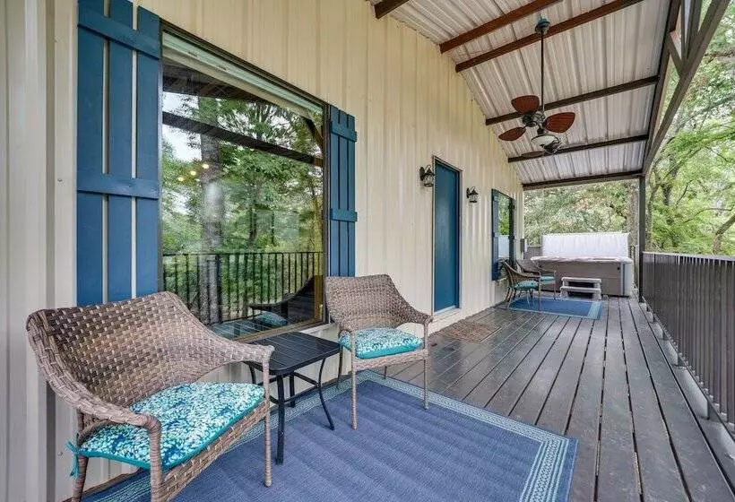 Riverfront Broken Bow Cabin W/ Private Hot Tub!