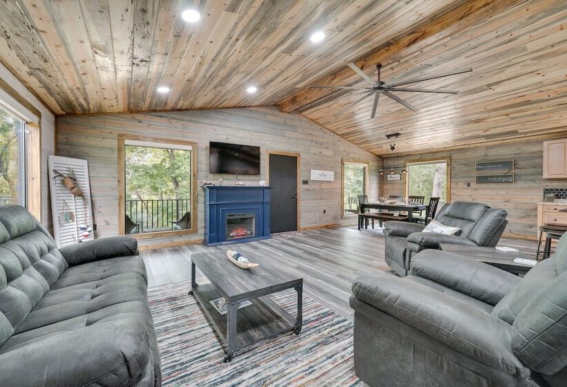 Riverfront Broken Bow Cabin W/ Private Hot Tub!