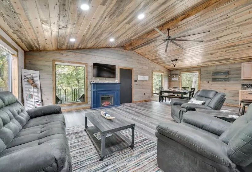 Riverfront Broken Bow Cabin W/ Private Hot Tub!