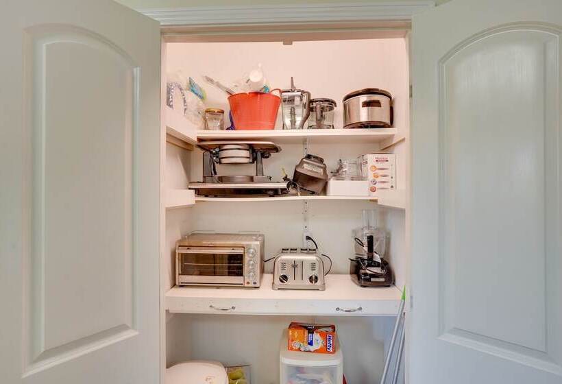 Buchanan Home W/ Deck, 4 Mi To Paris Landing!