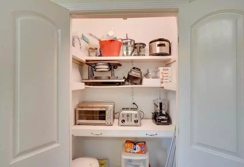 Buchanan Home W/ Deck, 4 Mi To Paris Landing!