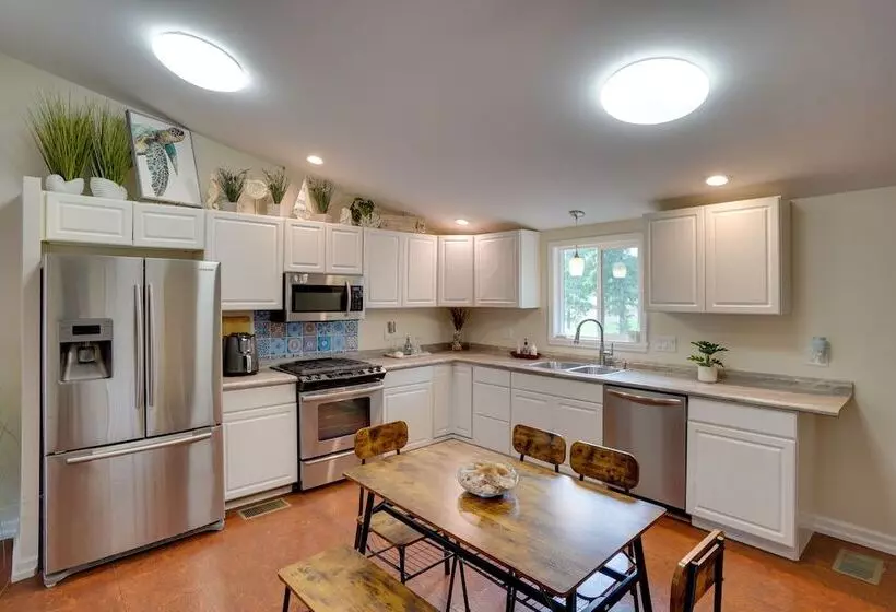 Buchanan Home W/ Deck, 4 Mi To Paris Landing!