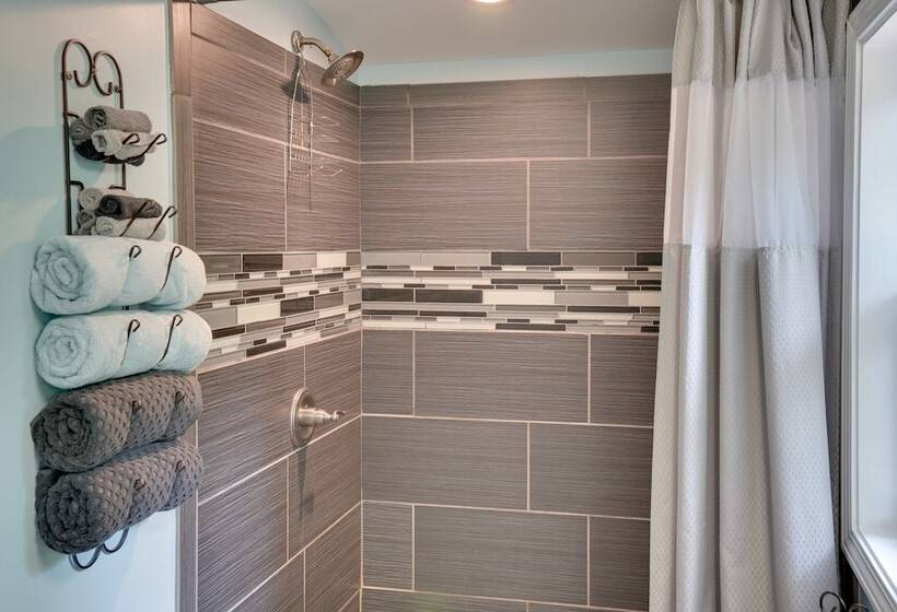 Buchanan Home W/ Deck, 4 Mi To Paris Landing!