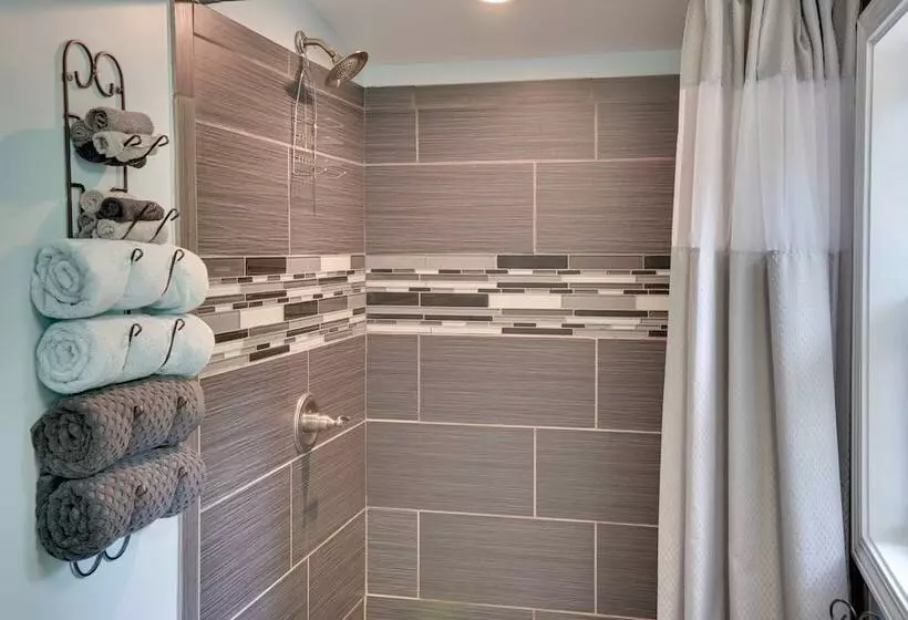 Buchanan Home W/ Deck, 4 Mi To Paris Landing!