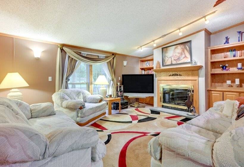 Caseville Home: Walk To Beach On Lake Huron!