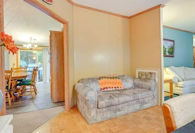 Caseville Home: Walk To Beach On Lake Huron!