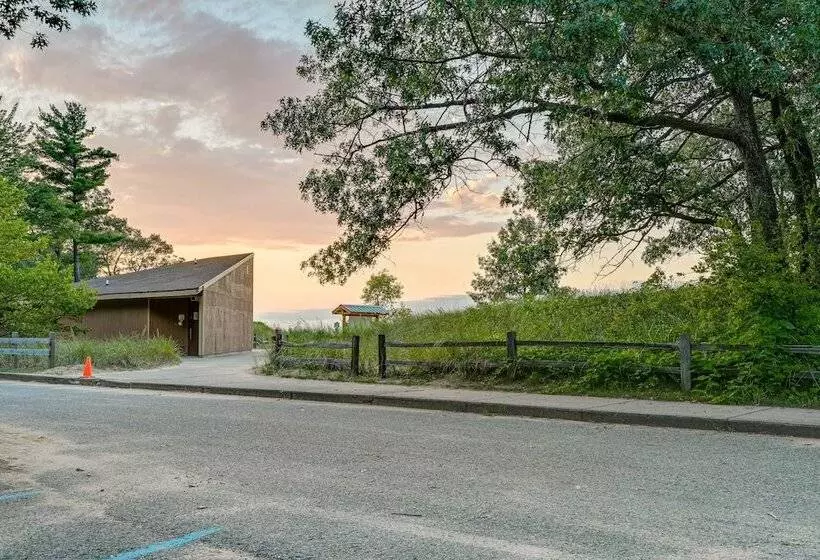 Caseville Home: Walk To Beach On Lake Huron!