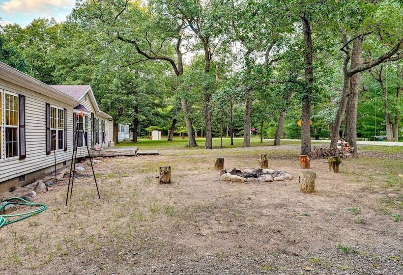 Caseville Home: Walk To Beach On Lake Huron!