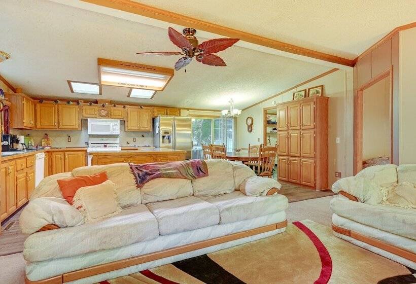 Caseville Home: Walk To Beach On Lake Huron!