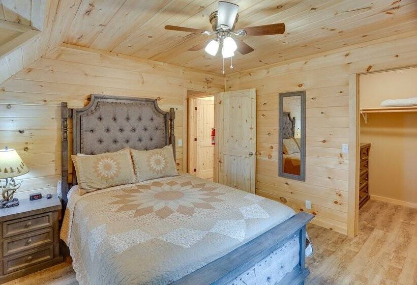 Mtn View Gem: Flat Rock Retreat W/ Deck & Grill!