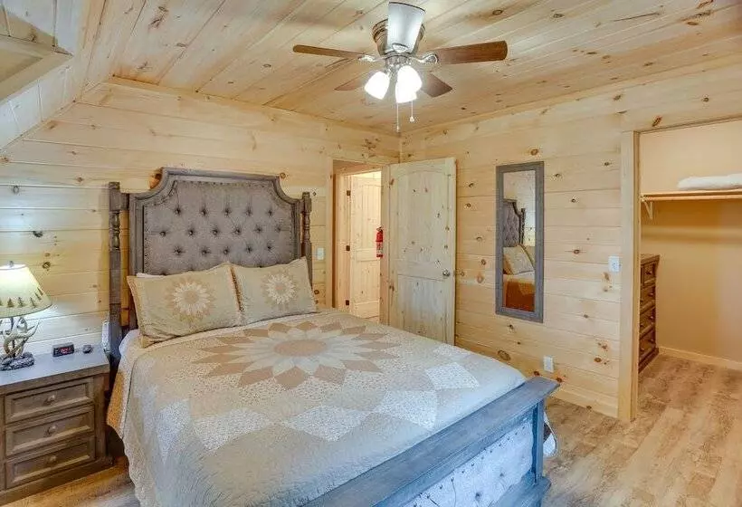 Mtn View Gem: Flat Rock Retreat W/ Deck & Grill!