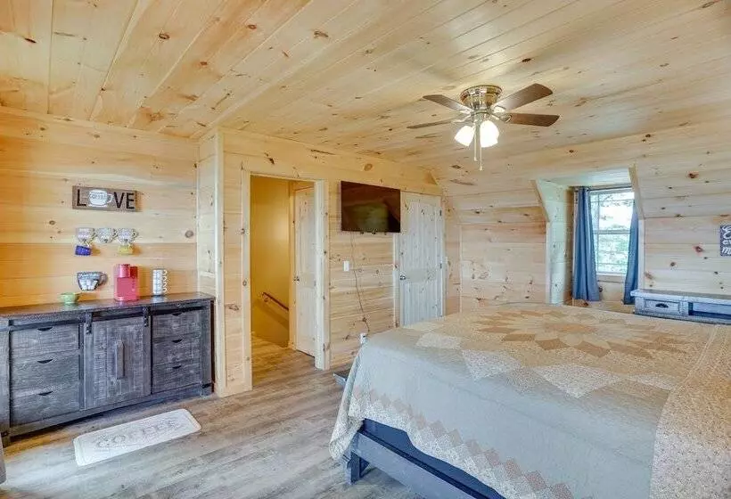 Mtn View Gem: Flat Rock Retreat W/ Deck & Grill!