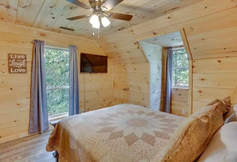 Mtn View Gem: Flat Rock Retreat W/ Deck & Grill!