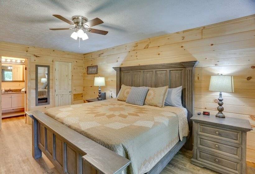 Mtn View Gem: Flat Rock Retreat W/ Deck & Grill!