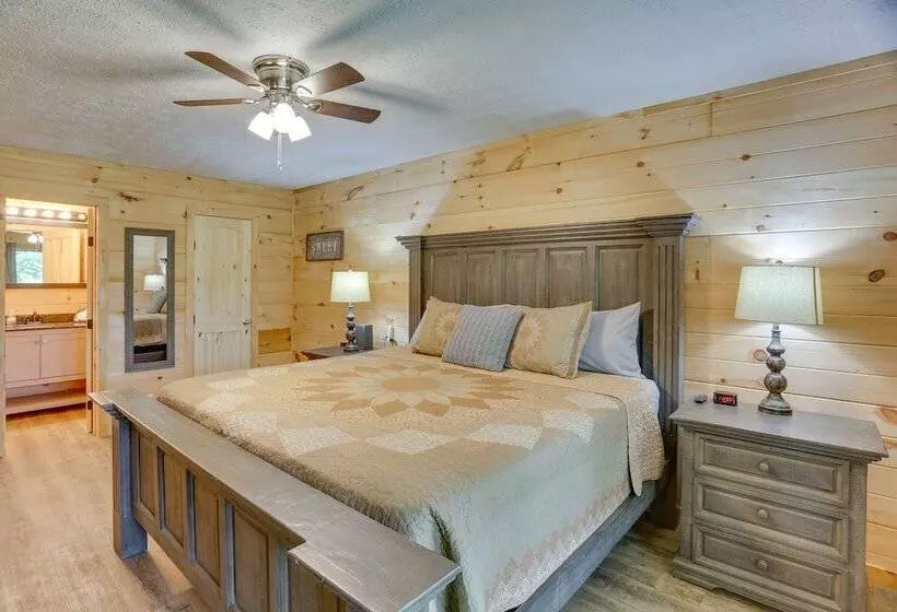 Mtn View Gem: Flat Rock Retreat W/ Deck & Grill!