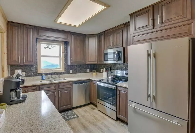 Mtn View Gem: Flat Rock Retreat W/ Deck & Grill!