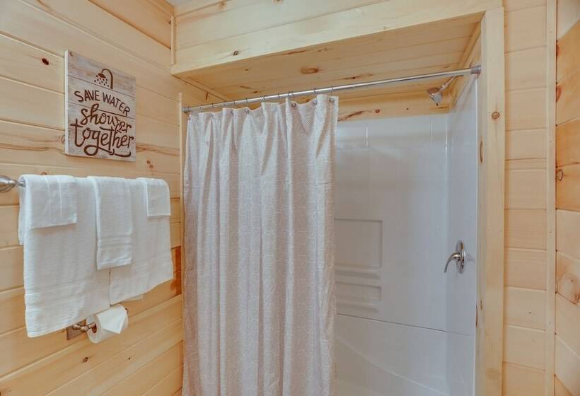 Mtn View Gem: Flat Rock Retreat W/ Deck & Grill!