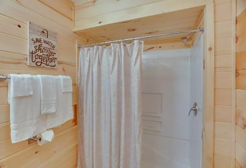 Mtn View Gem: Flat Rock Retreat W/ Deck & Grill!