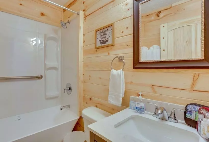 Mtn View Gem: Flat Rock Retreat W/ Deck & Grill!