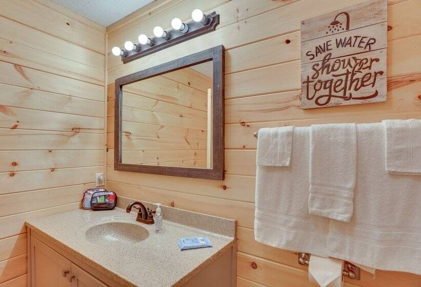 Mtn View Gem: Flat Rock Retreat W/ Deck & Grill!