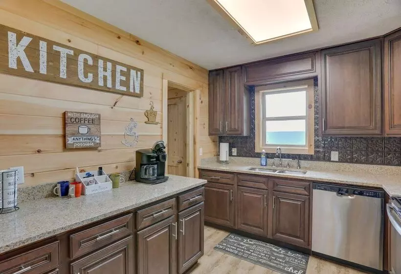 Mtn View Gem: Flat Rock Retreat W/ Deck & Grill!