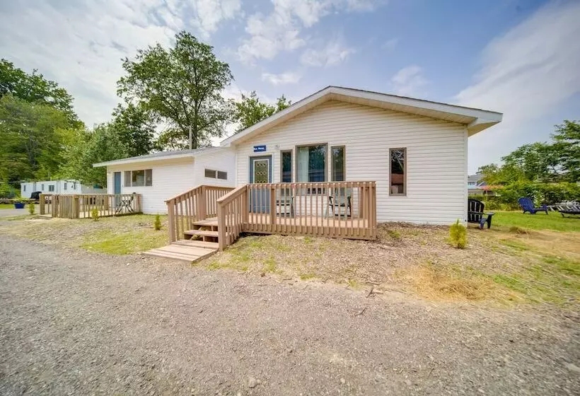 Charming Lake Erie Cottage On Main Strip!