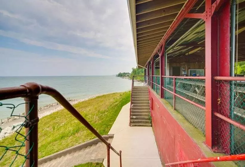 Charming Lake Erie Cottage On Main Strip!